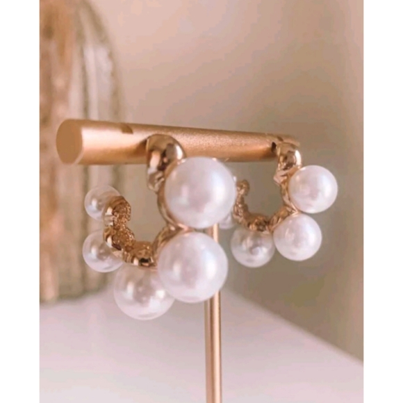 Anthropologie Viv Minimalist Classy Pearl Stud Half Hoop Earrings - Picture 5 of 6